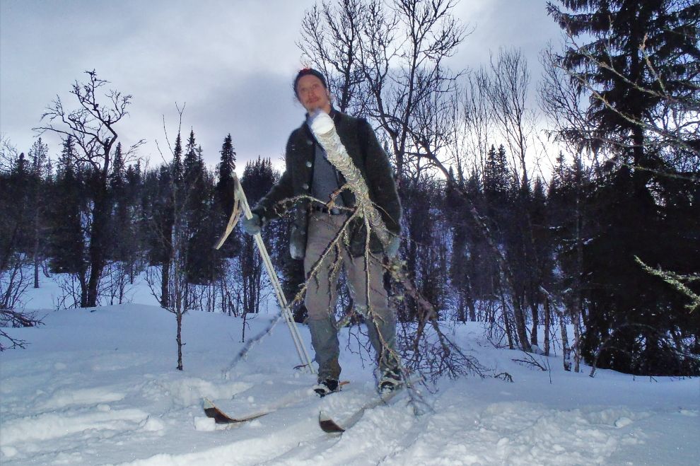 Nordic Winter Wilderness Camp: Winter Survival Activity on Wooden Skis (picture) / Winter Wildnis Camp: Wintersurvival auf traditionellen Holzski (Bild)