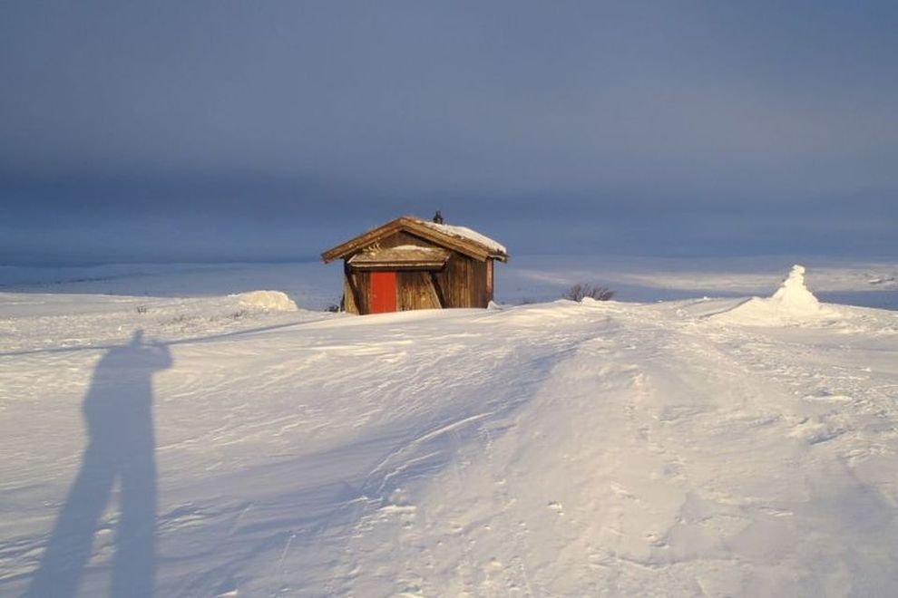 Fjellski vandring: overnatting i en hytte (bilde)