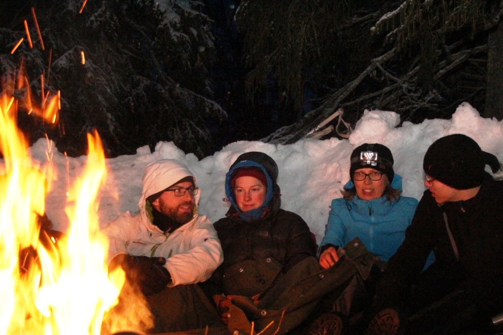 Winter in Norwegen: Lagerfeuer im Schnee (Bild)